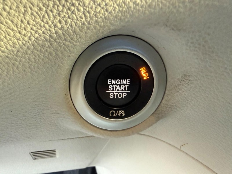 Chrysler Pacifica Vehicle Full-screen Gallery Image 24
