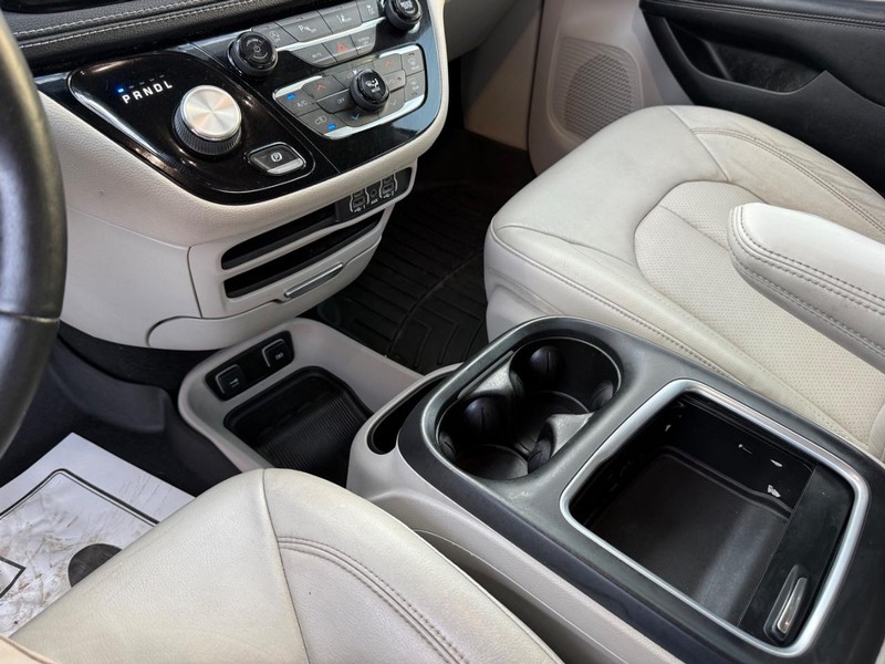 Chrysler Pacifica Vehicle Full-screen Gallery Image 28