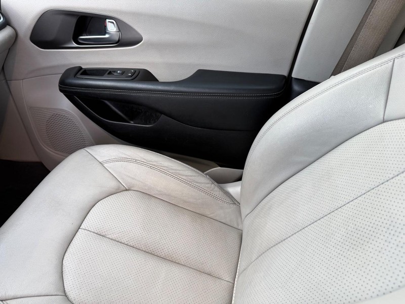 Chrysler Pacifica Vehicle Full-screen Gallery Image 29