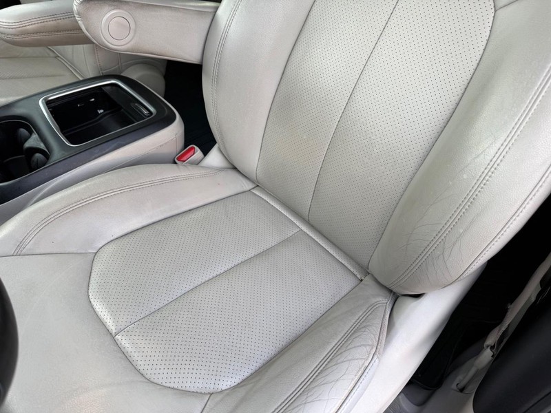Chrysler Pacifica Vehicle Full-screen Gallery Image 32
