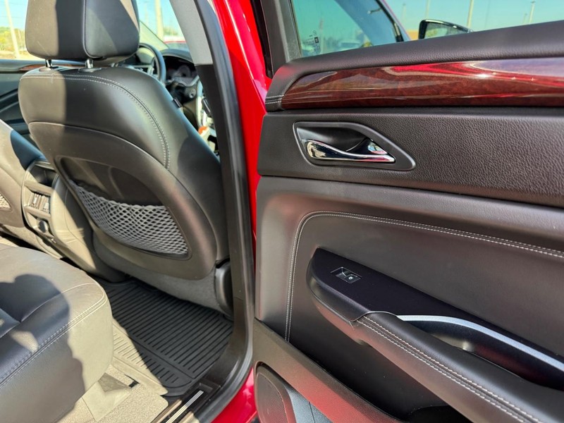 Cadillac SRX Vehicle Full-screen Gallery Image 10