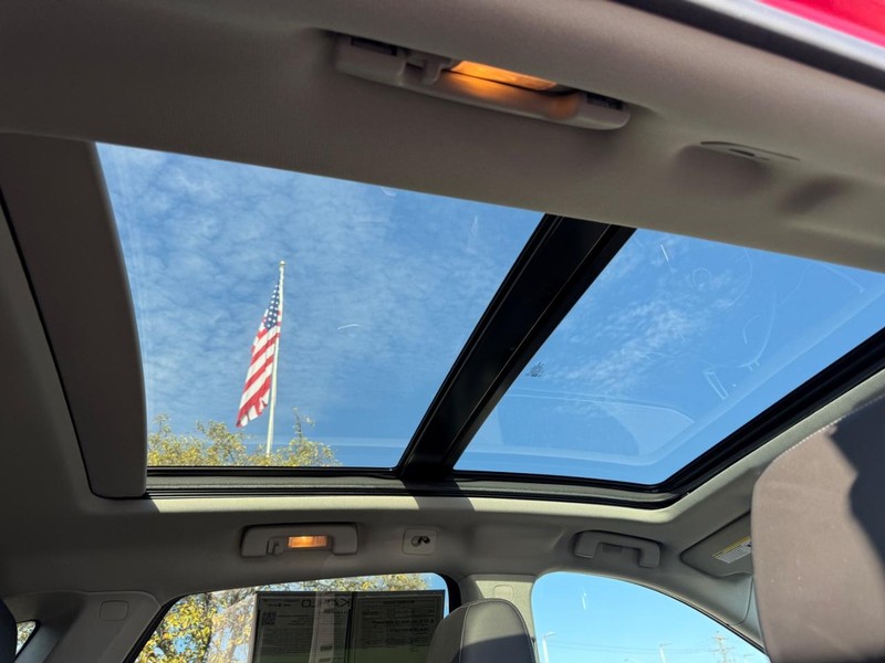 Cadillac SRX Vehicle Full-screen Gallery Image 12