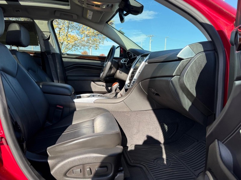 Cadillac SRX Vehicle Full-screen Gallery Image 17