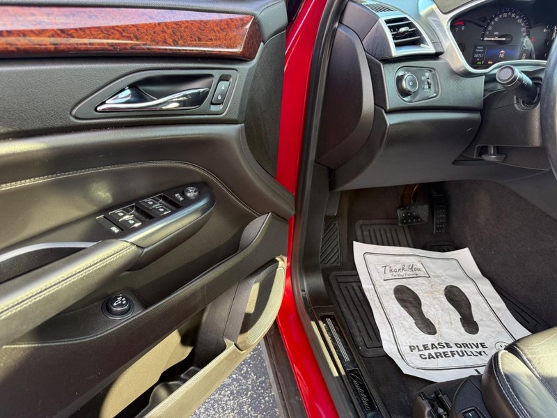 Cadillac SRX Vehicle Full-screen Gallery Image 19