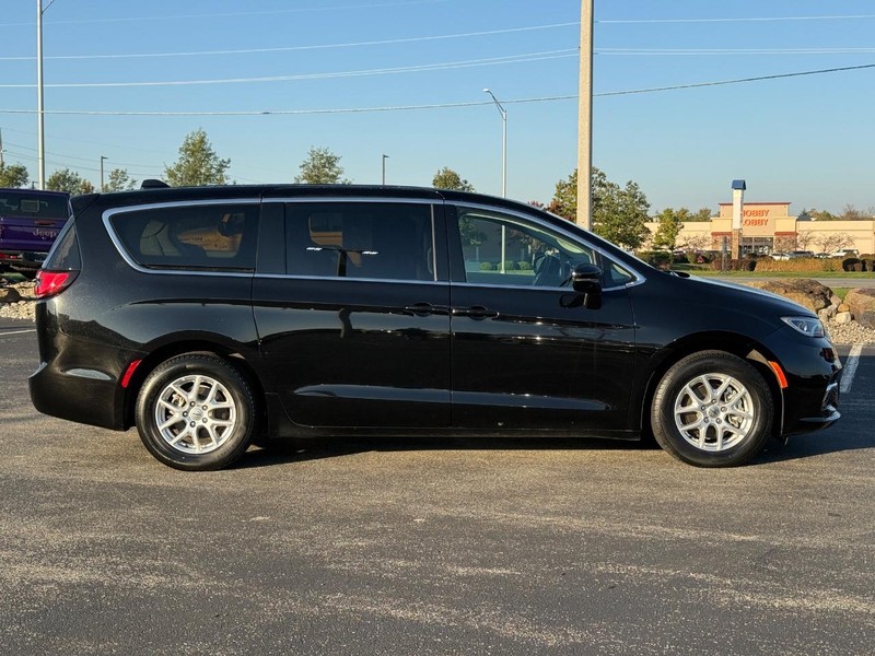 Chrysler Pacifica Vehicle Full-screen Gallery Image 02
