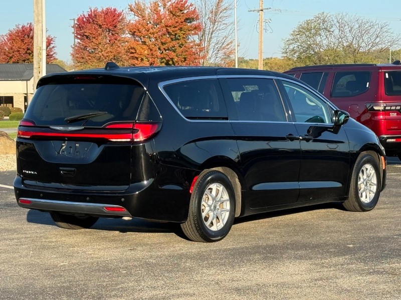 Chrysler Pacifica Vehicle Full-screen Gallery Image 03