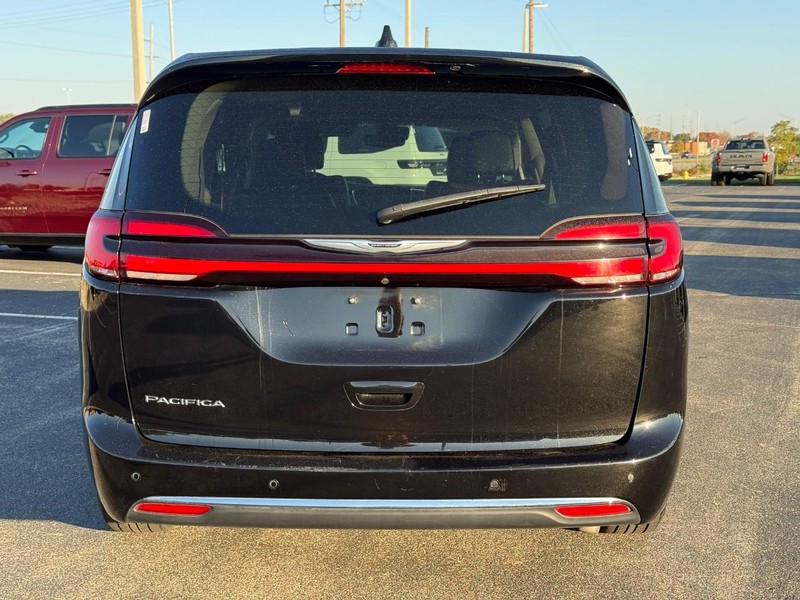 Chrysler Pacifica Vehicle Full-screen Gallery Image 04