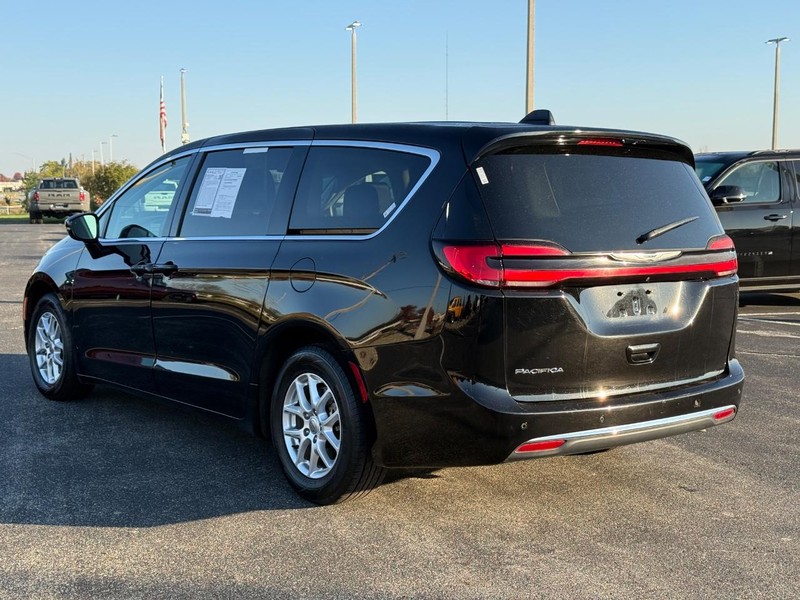 Chrysler Pacifica Vehicle Full-screen Gallery Image 05