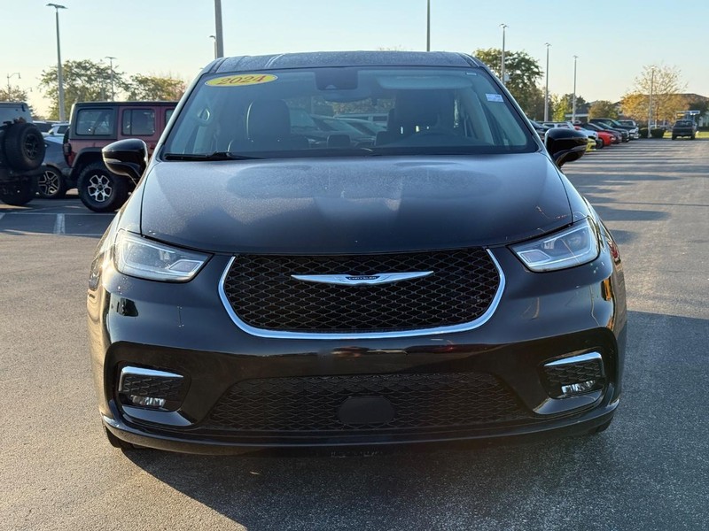 Chrysler Pacifica Vehicle Full-screen Gallery Image 09