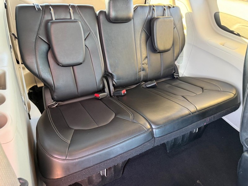 Chrysler Pacifica Vehicle Full-screen Gallery Image 10