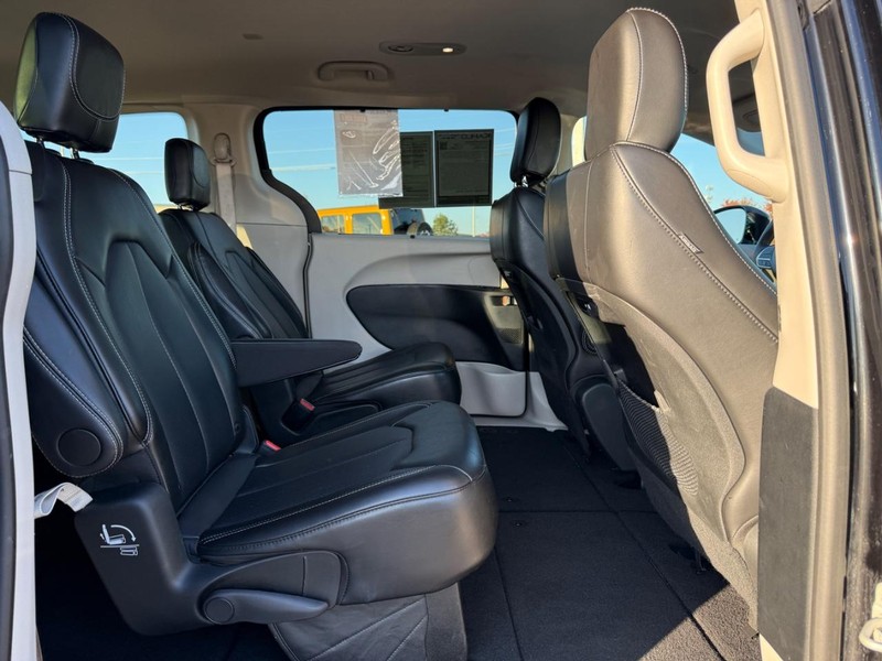 Chrysler Pacifica Vehicle Full-screen Gallery Image 11