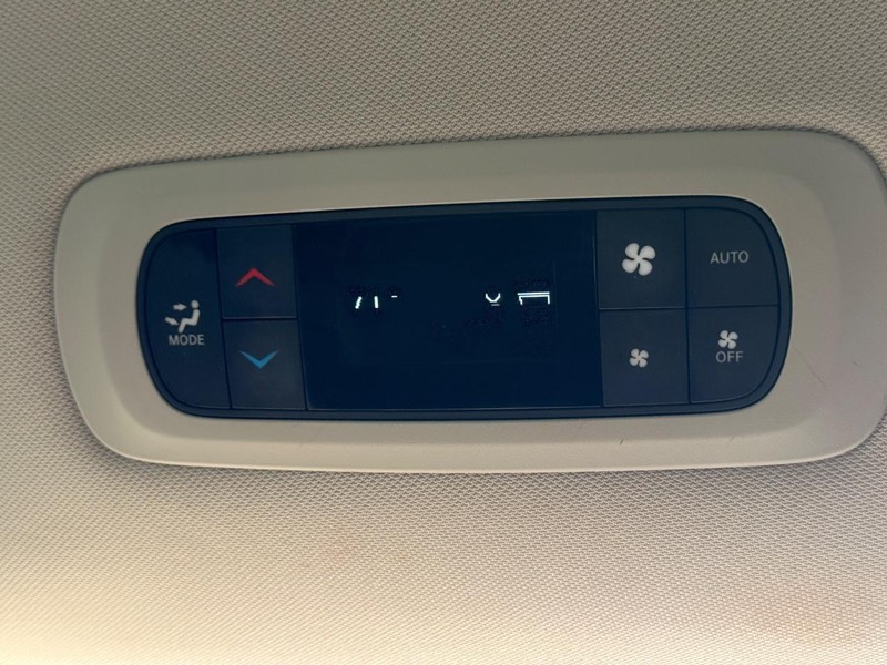 Chrysler Pacifica Vehicle Full-screen Gallery Image 12