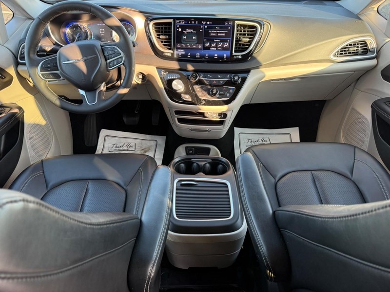 Chrysler Pacifica Vehicle Full-screen Gallery Image 13