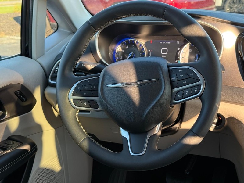 Chrysler Pacifica Vehicle Full-screen Gallery Image 14