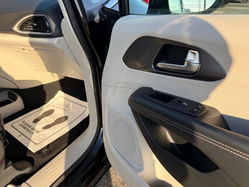 Chrysler Pacifica Vehicle Full-screen Gallery Image 15