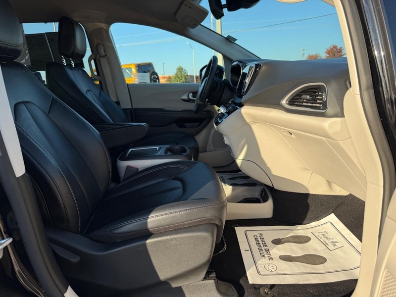 Chrysler Pacifica Vehicle Full-screen Gallery Image 16