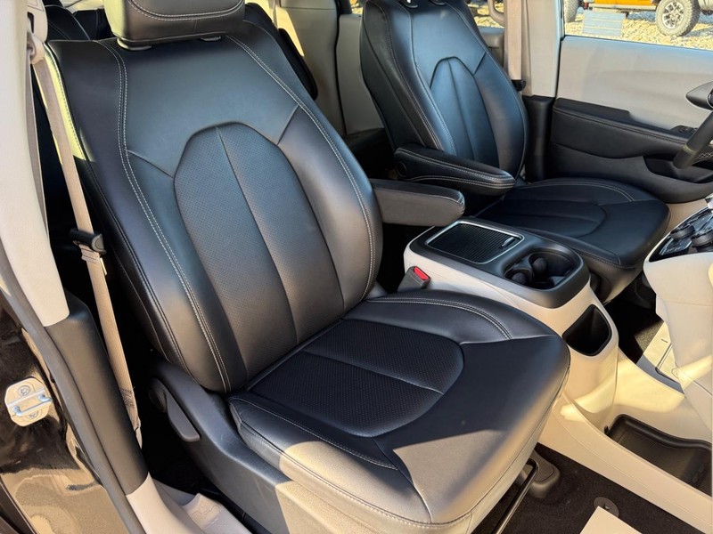 Chrysler Pacifica Vehicle Full-screen Gallery Image 17