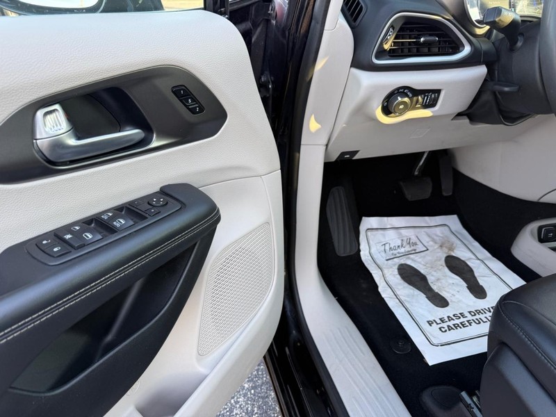 Chrysler Pacifica Vehicle Full-screen Gallery Image 18