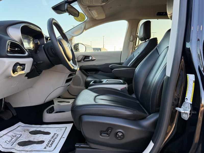 Chrysler Pacifica Vehicle Full-screen Gallery Image 19