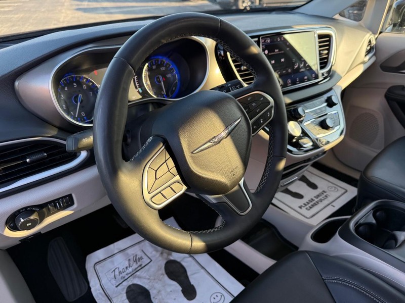 Chrysler Pacifica Vehicle Full-screen Gallery Image 20