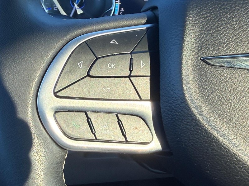 Chrysler Pacifica Vehicle Full-screen Gallery Image 21