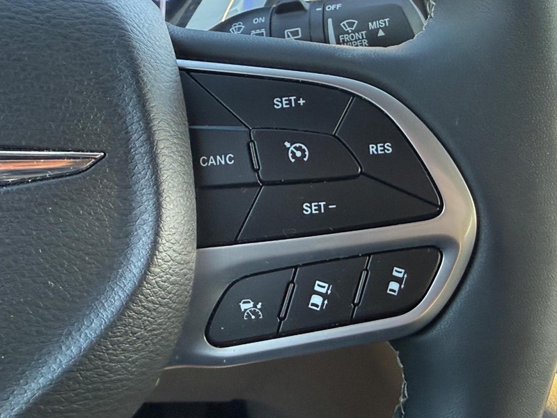 Chrysler Pacifica Vehicle Full-screen Gallery Image 22