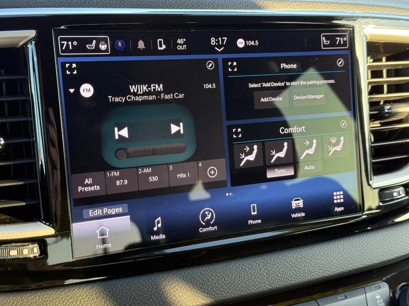 Chrysler Pacifica Vehicle Full-screen Gallery Image 24