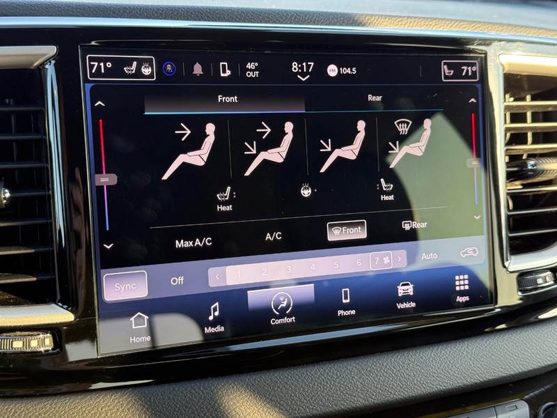 Chrysler Pacifica Vehicle Full-screen Gallery Image 25