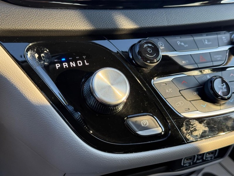 Chrysler Pacifica Vehicle Full-screen Gallery Image 26