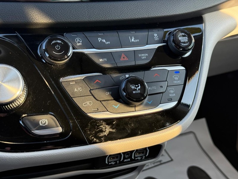 Chrysler Pacifica Vehicle Full-screen Gallery Image 28
