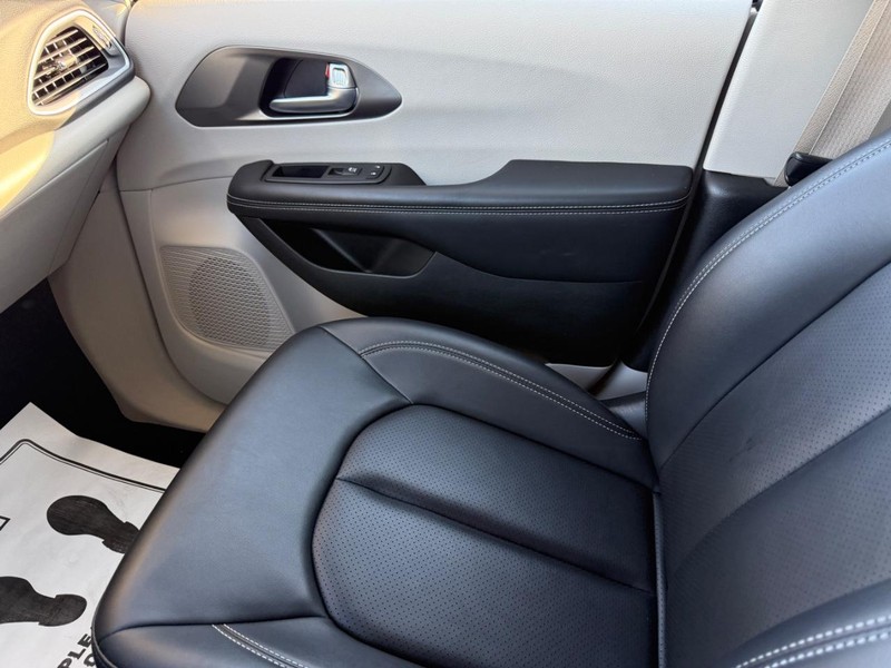 Chrysler Pacifica Vehicle Full-screen Gallery Image 29