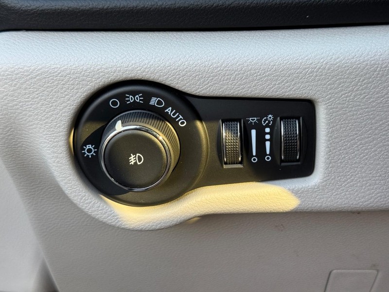 Chrysler Pacifica Vehicle Full-screen Gallery Image 31