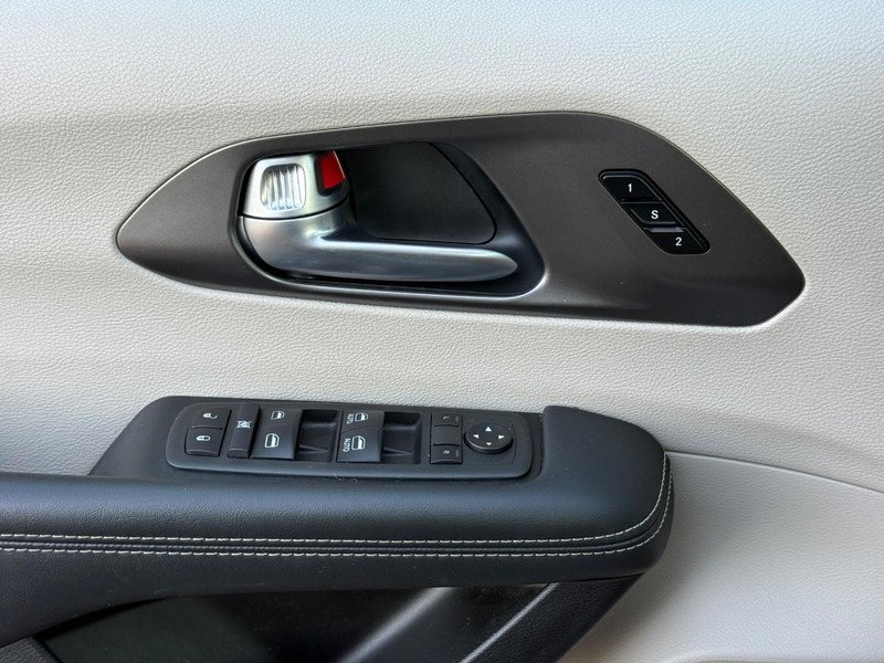 Chrysler Pacifica Vehicle Full-screen Gallery Image 32