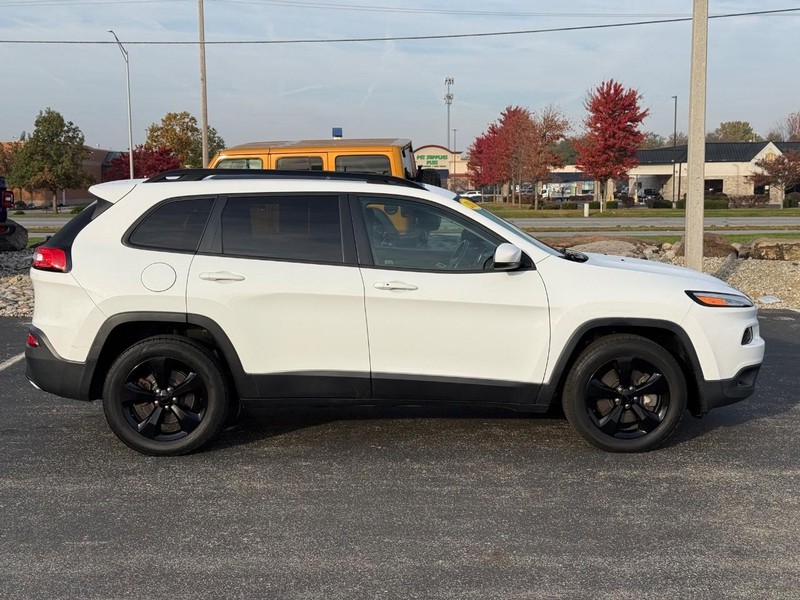 Jeep Cherokee Vehicle Full-screen Gallery Image 2