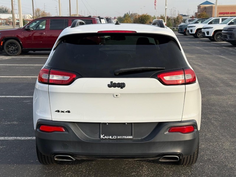 Jeep Cherokee Vehicle Full-screen Gallery Image 4