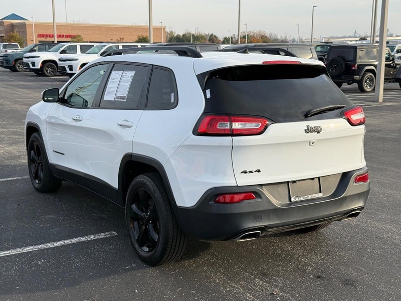Jeep Cherokee Vehicle Full-screen Gallery Image 5