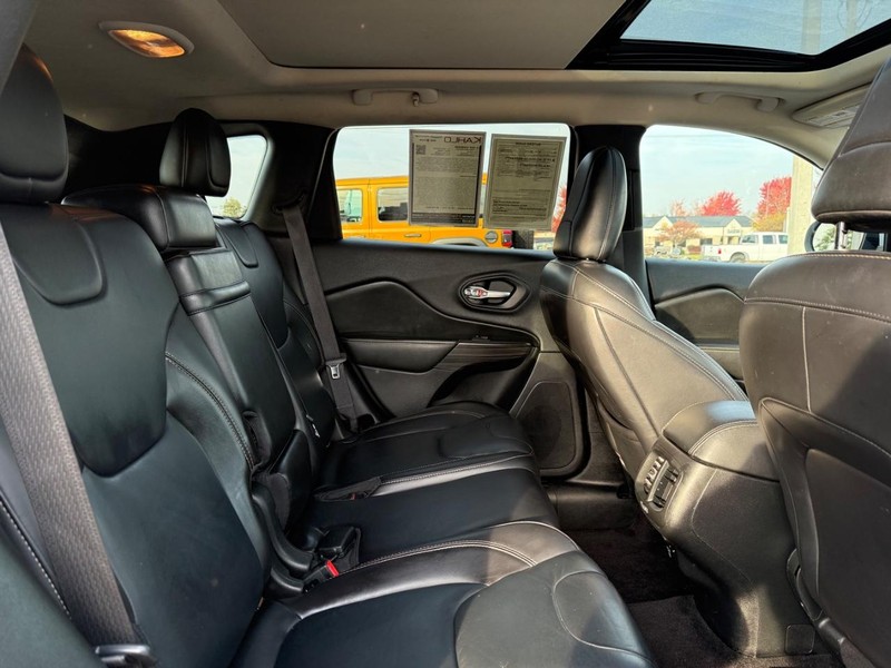 Jeep Cherokee Vehicle Full-screen Gallery Image 10