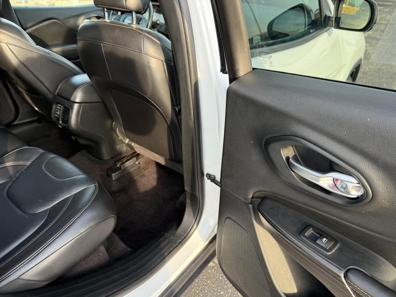 Jeep Cherokee Vehicle Full-screen Gallery Image 11