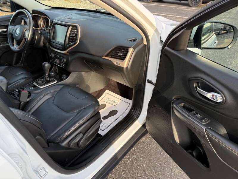 Jeep Cherokee Vehicle Full-screen Gallery Image 15