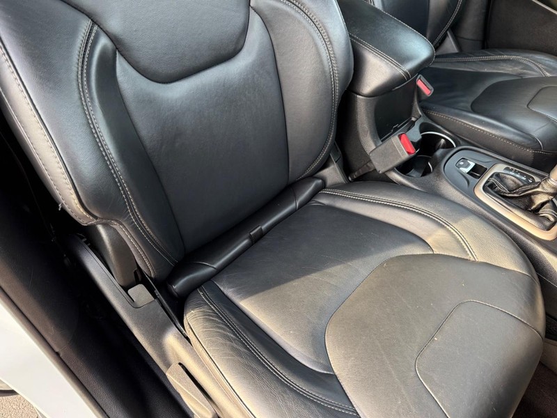 Jeep Cherokee Vehicle Full-screen Gallery Image 16