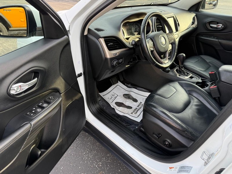Jeep Cherokee Vehicle Full-screen Gallery Image 17
