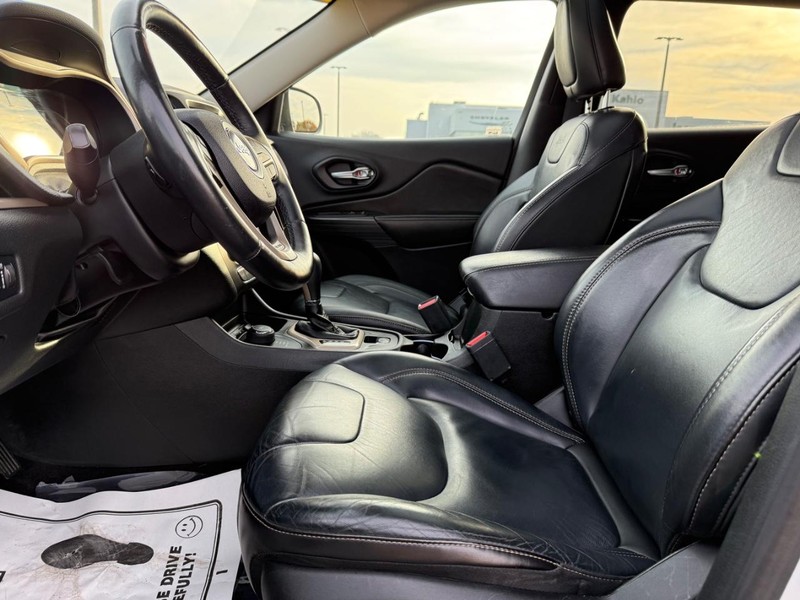 Jeep Cherokee Vehicle Full-screen Gallery Image 18