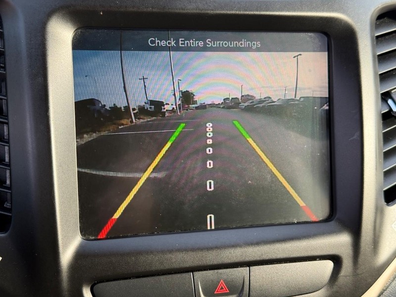 Jeep Cherokee Vehicle Full-screen Gallery Image 24