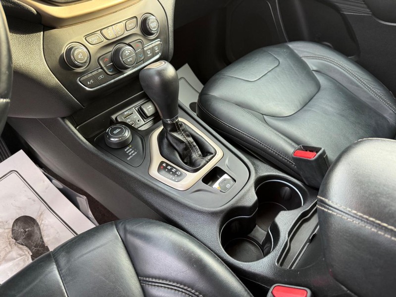 Jeep Cherokee Vehicle Full-screen Gallery Image 27