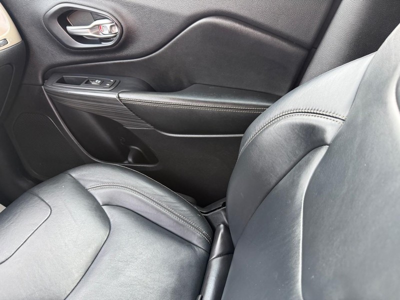 Jeep Cherokee Vehicle Full-screen Gallery Image 28