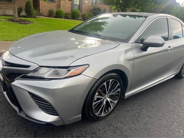 Toyota Camry Vehicle Full-screen Gallery Image 02