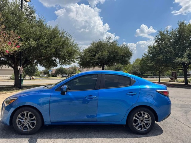 Toyota Yaris Sedan Vehicle Full-screen Gallery Image 03