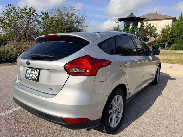 Ford Focus Hatchback Vehicle Full-screen Gallery Image 02
