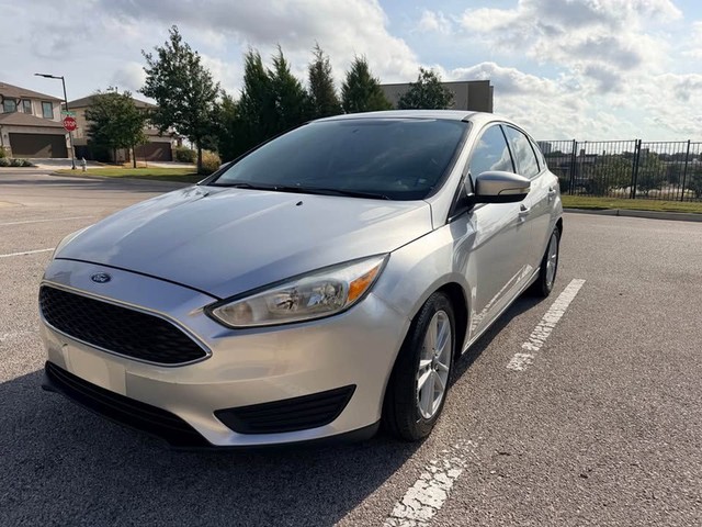 Ford Focus Hatchback Vehicle Full-screen Gallery Image 03