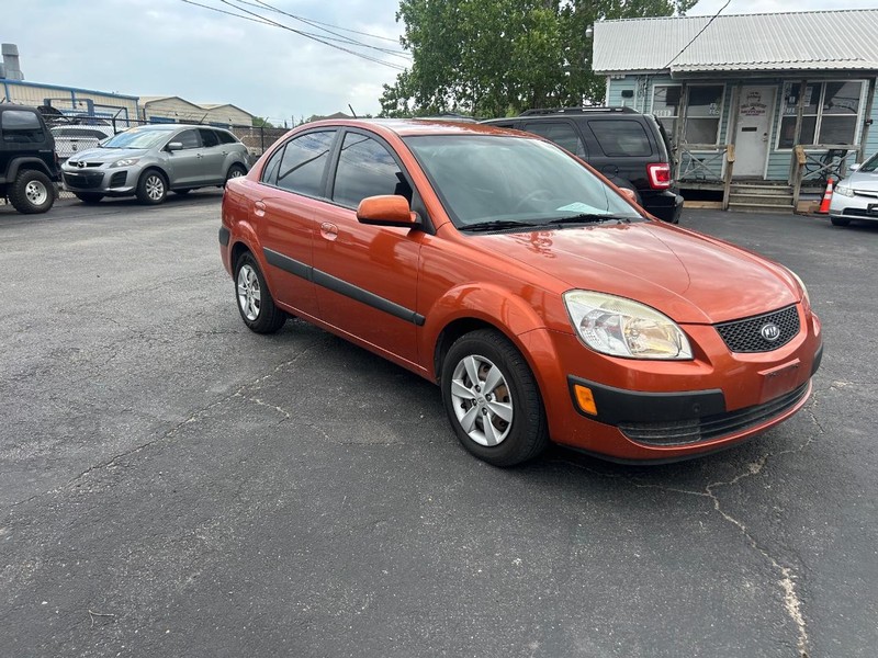 Kia Rio Vehicle Full-screen Gallery Image 02